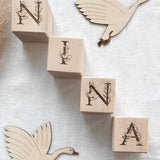 Gepersonaliseerde blokken met bloemenletters image 0