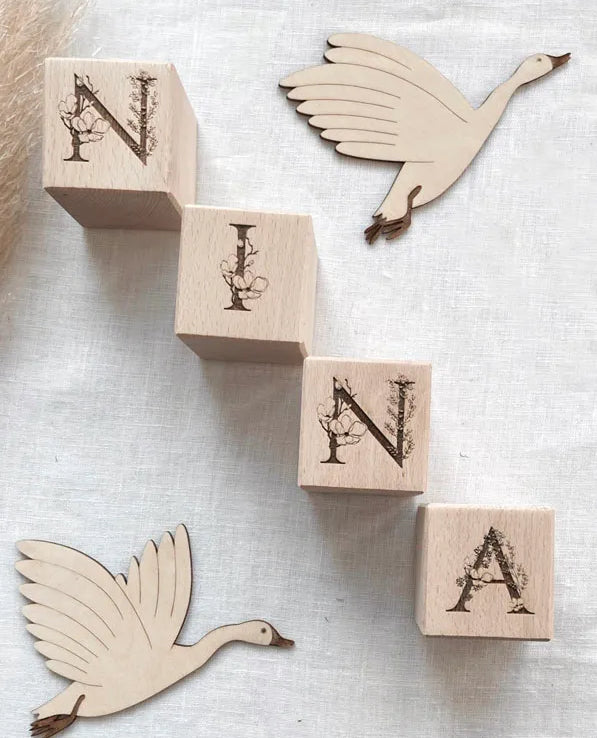 Gepersonaliseerde blokken met bloemenletters image 0