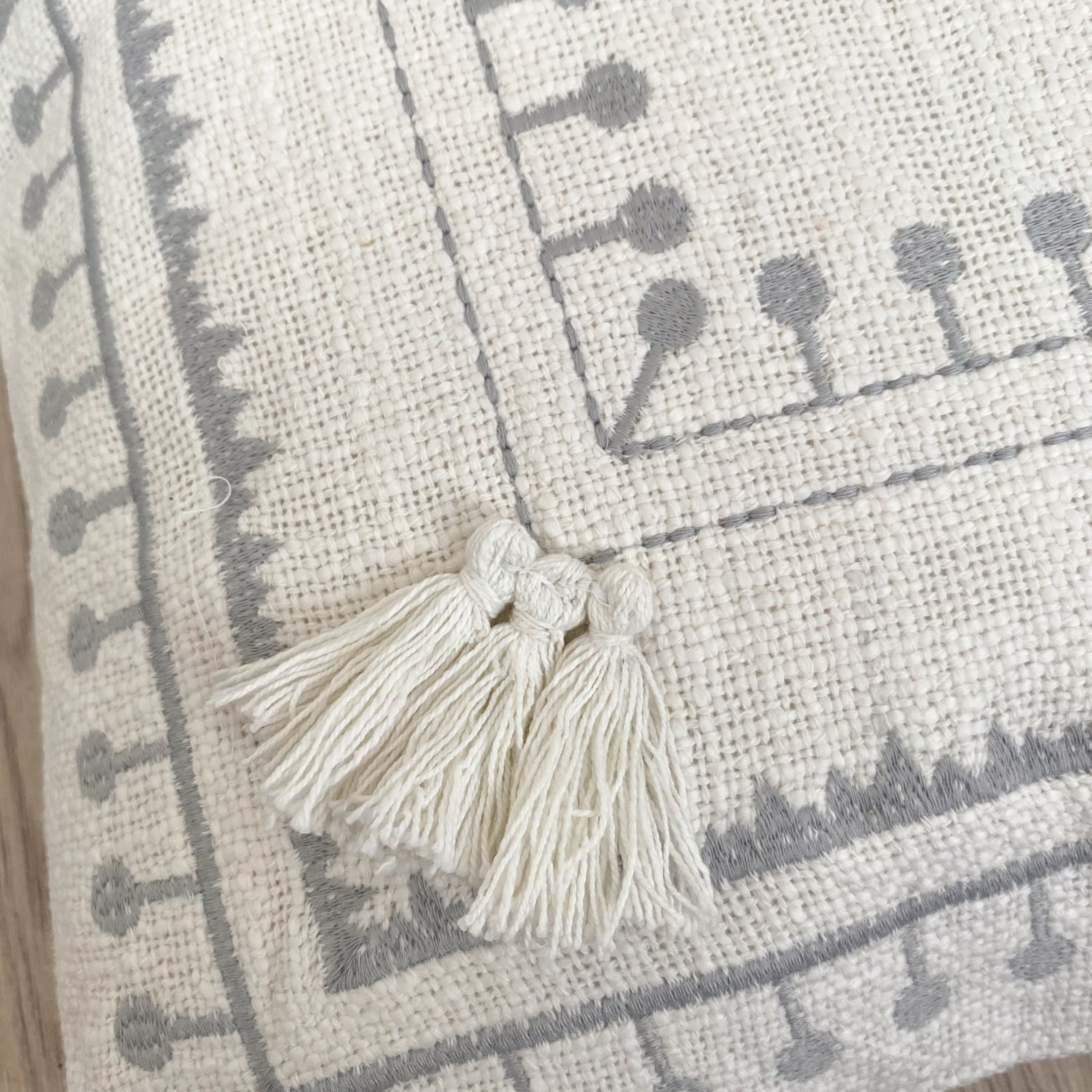 Borduur sierkussen image 1