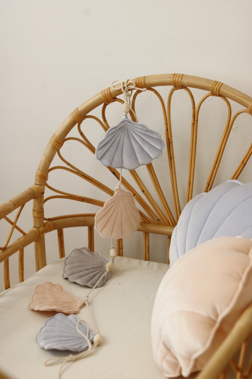 Fluwelen slinger met schelpen - blue pearl image 2