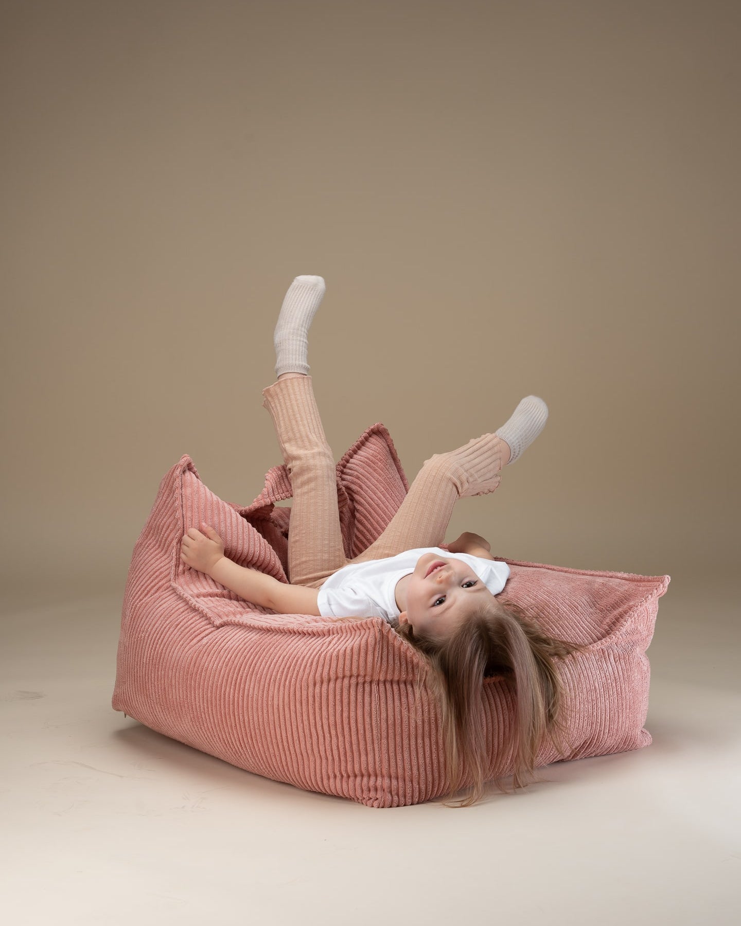 Wigiwama Zitzak voor kinderen - Pink Mousse Beanbag Chair image 3