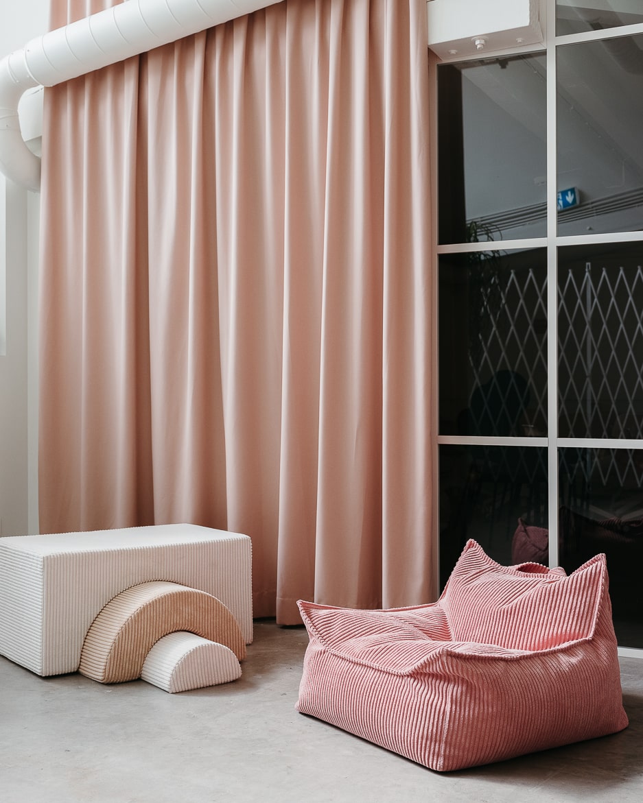 Wigiwama Zitzak voor kinderen - Pink Mousse Beanbag Chair image 4