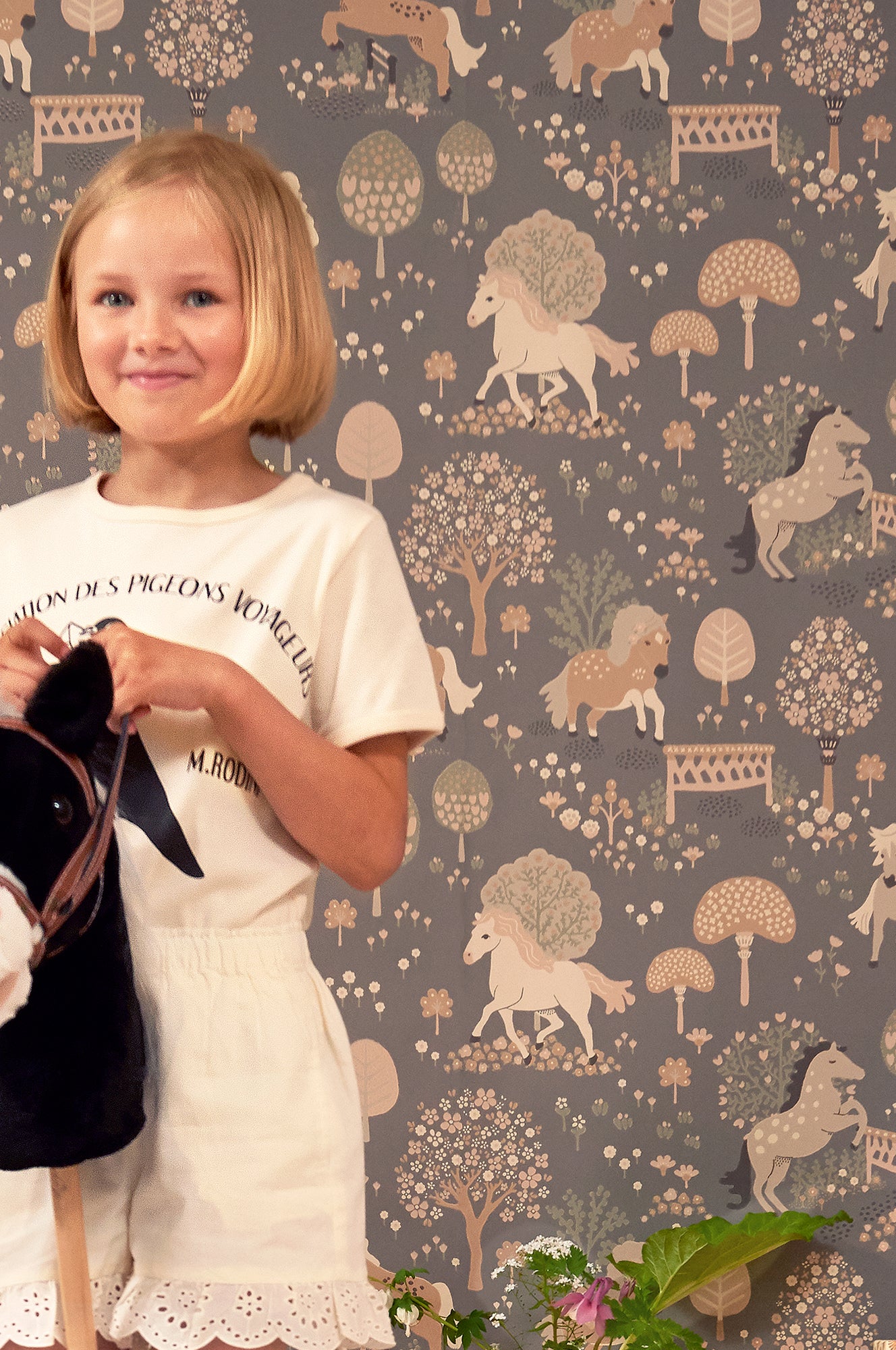 Majvillan Behang - My Sweet Pony - Stone Grey image 5