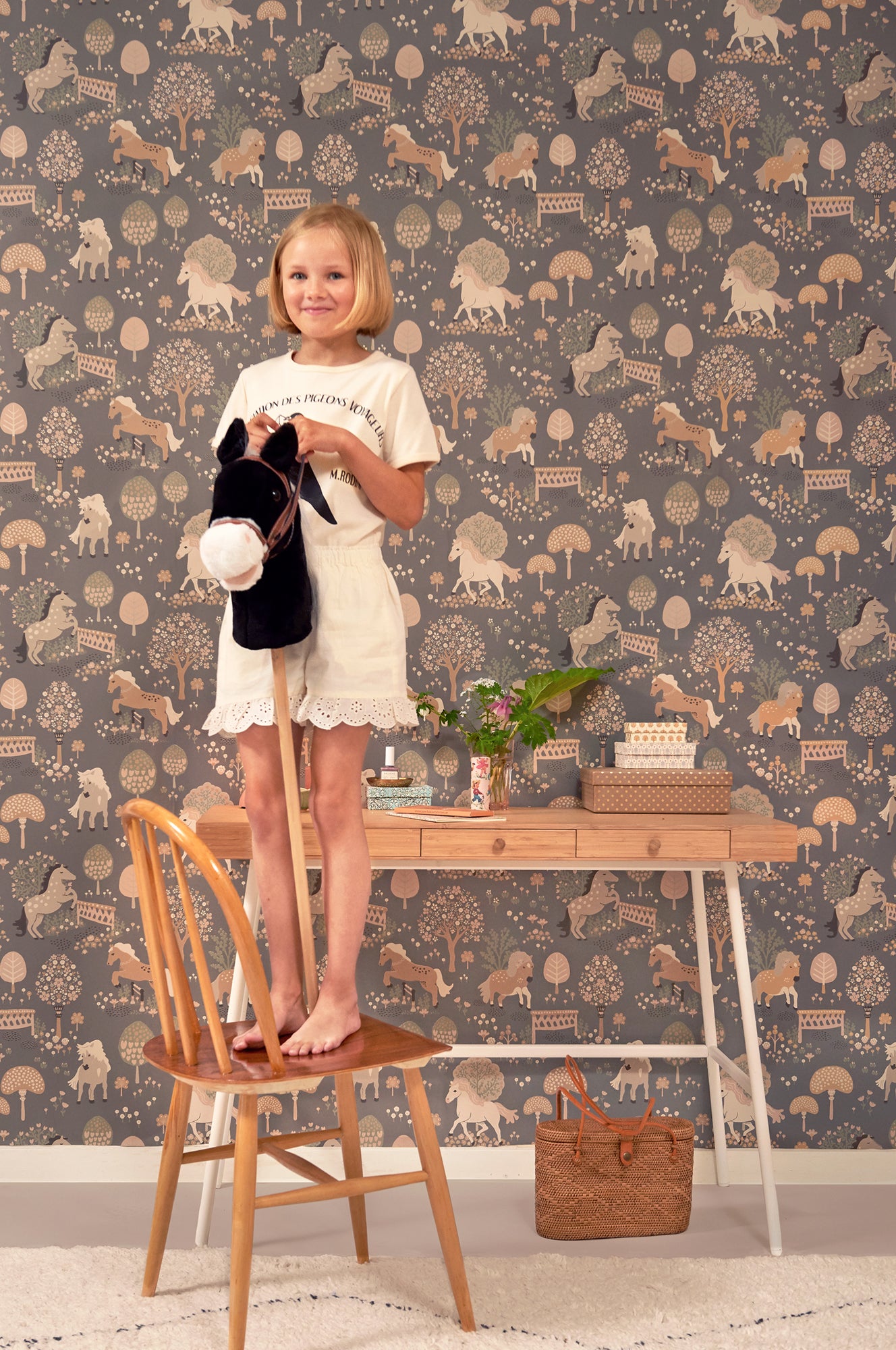 Majvillan Behang - My Sweet Pony - Stone Grey image 4