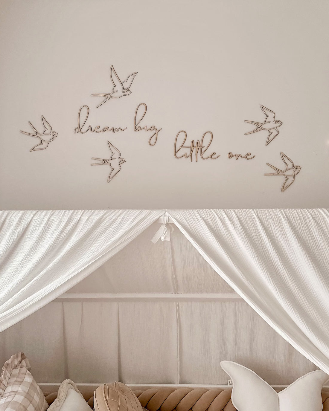 Houten Zwaluwen Muurdecoratie "Dream Big Little One" image 0