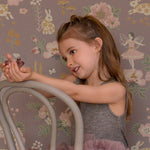 Majvillan Behang - Old Garden - Plum image 5