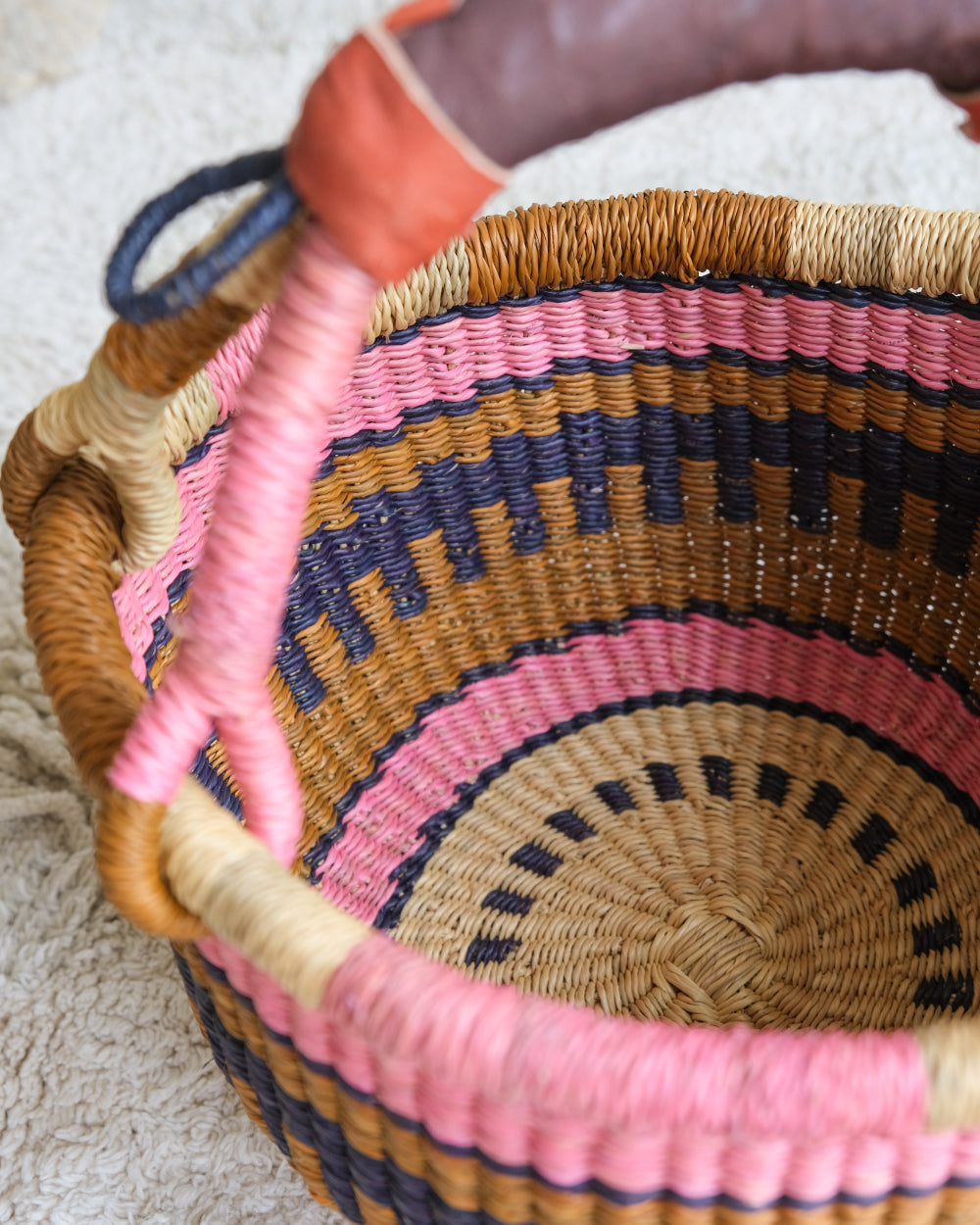 Ronde gevlochten mand - Olifantsgras - donkerblauw, roze, bruin image 2