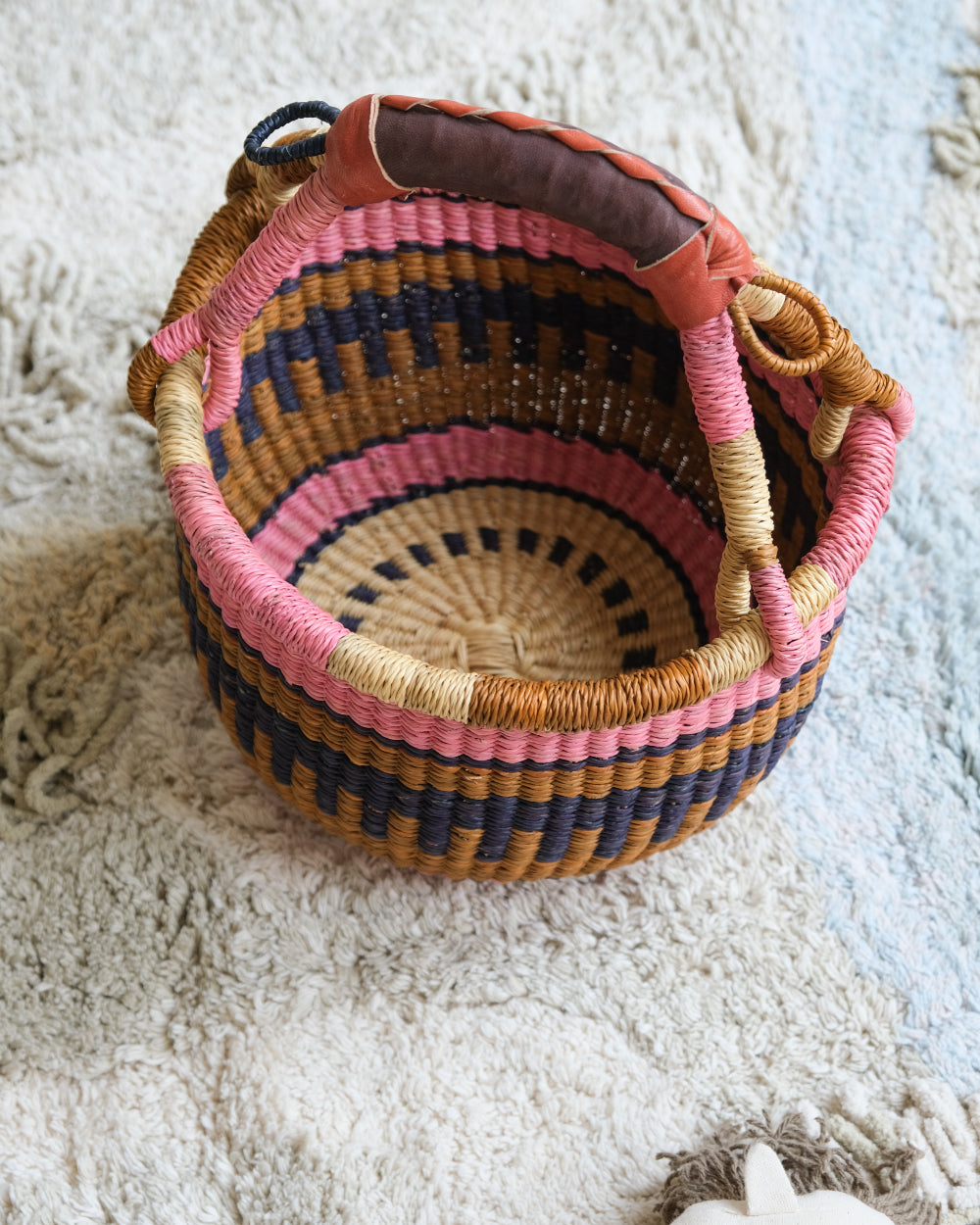 Ronde gevlochten mand - Olifantsgras - donkerblauw, roze, bruin image 4