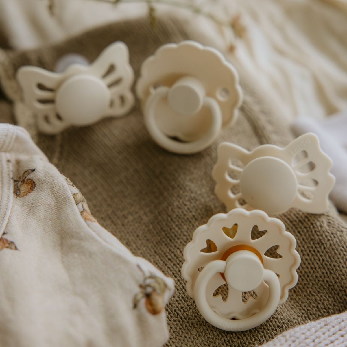 Frigg Baby's First Pacifier - Fopspeen Starterset - Cream image 2