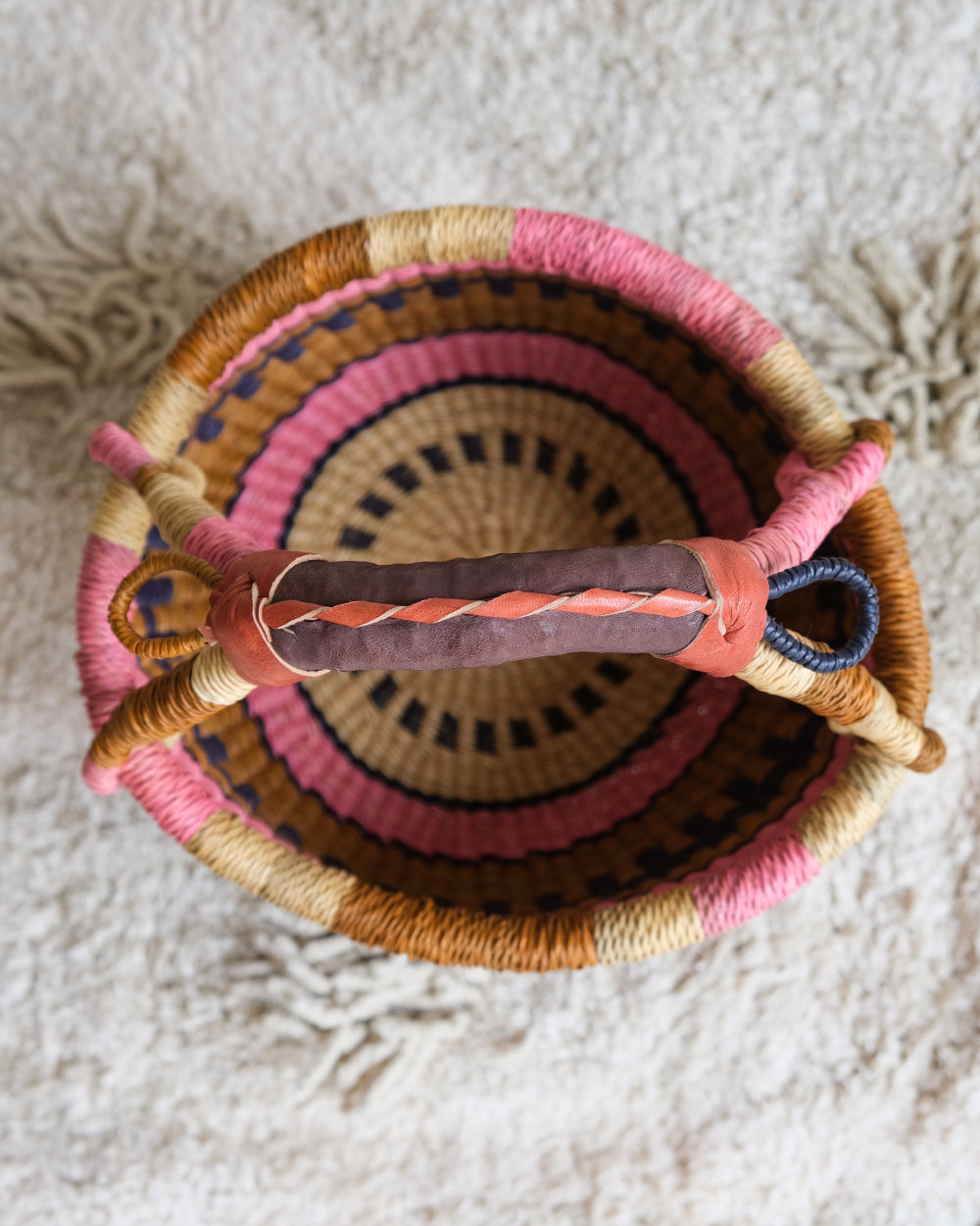Ronde gevlochten mand - Olifantsgras - donkerblauw, roze, bruin image 1