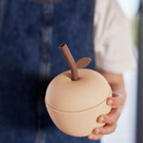 OYOY Living Design - Siliconen Kinderbeker Met Rietje - Appel - Peach Beige