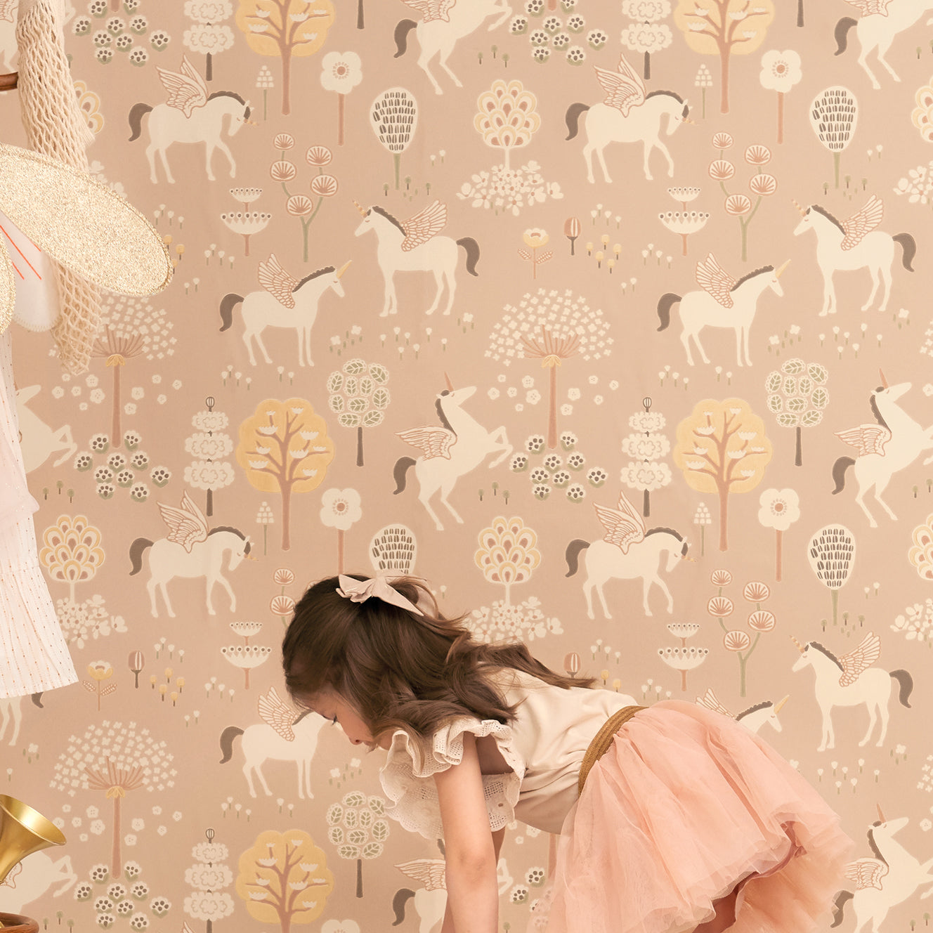 Majvillan Behang - True Unicorns - Old Pink image 0