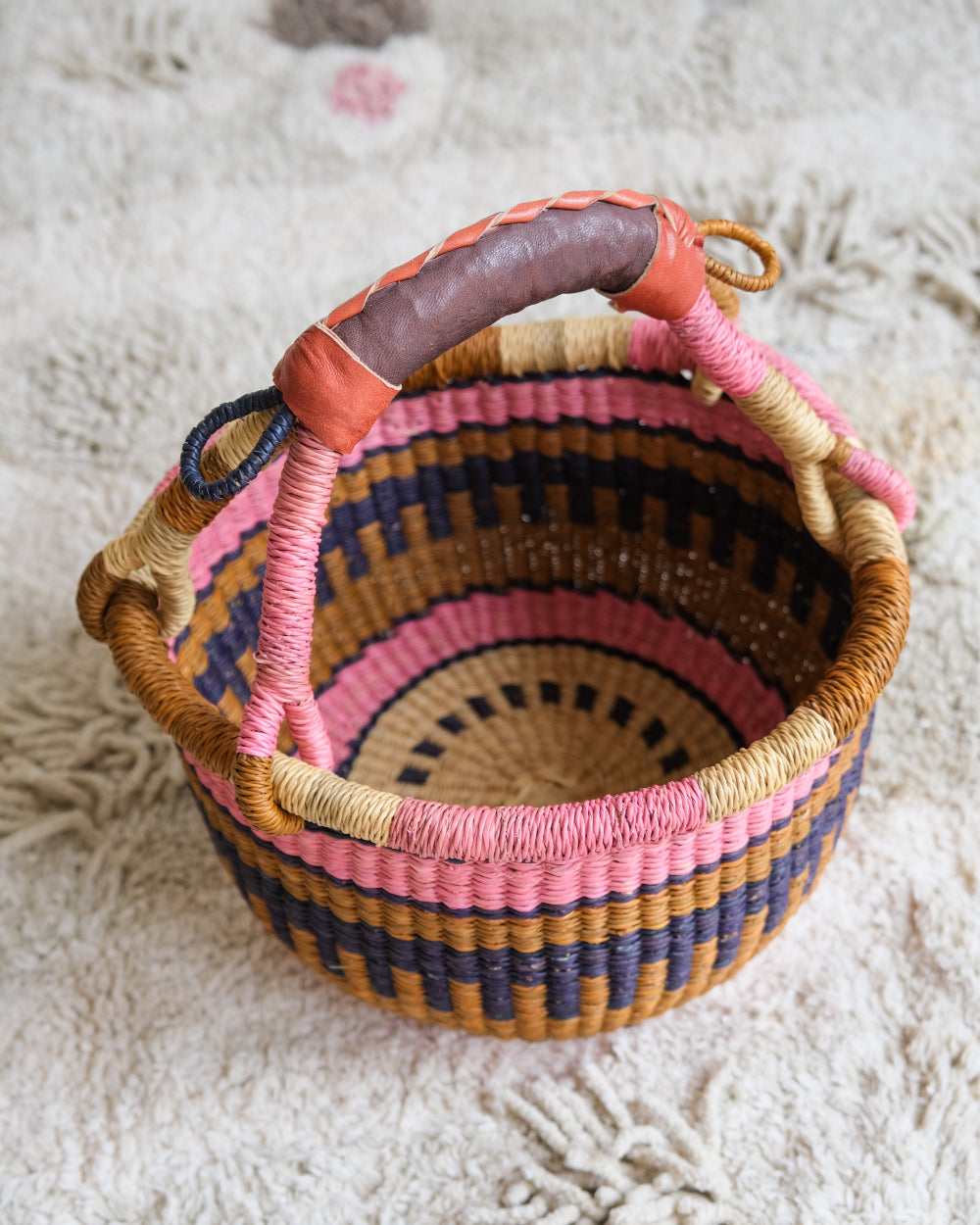 Ronde gevlochten mand - Olifantsgras - donkerblauw, roze, bruin image 3