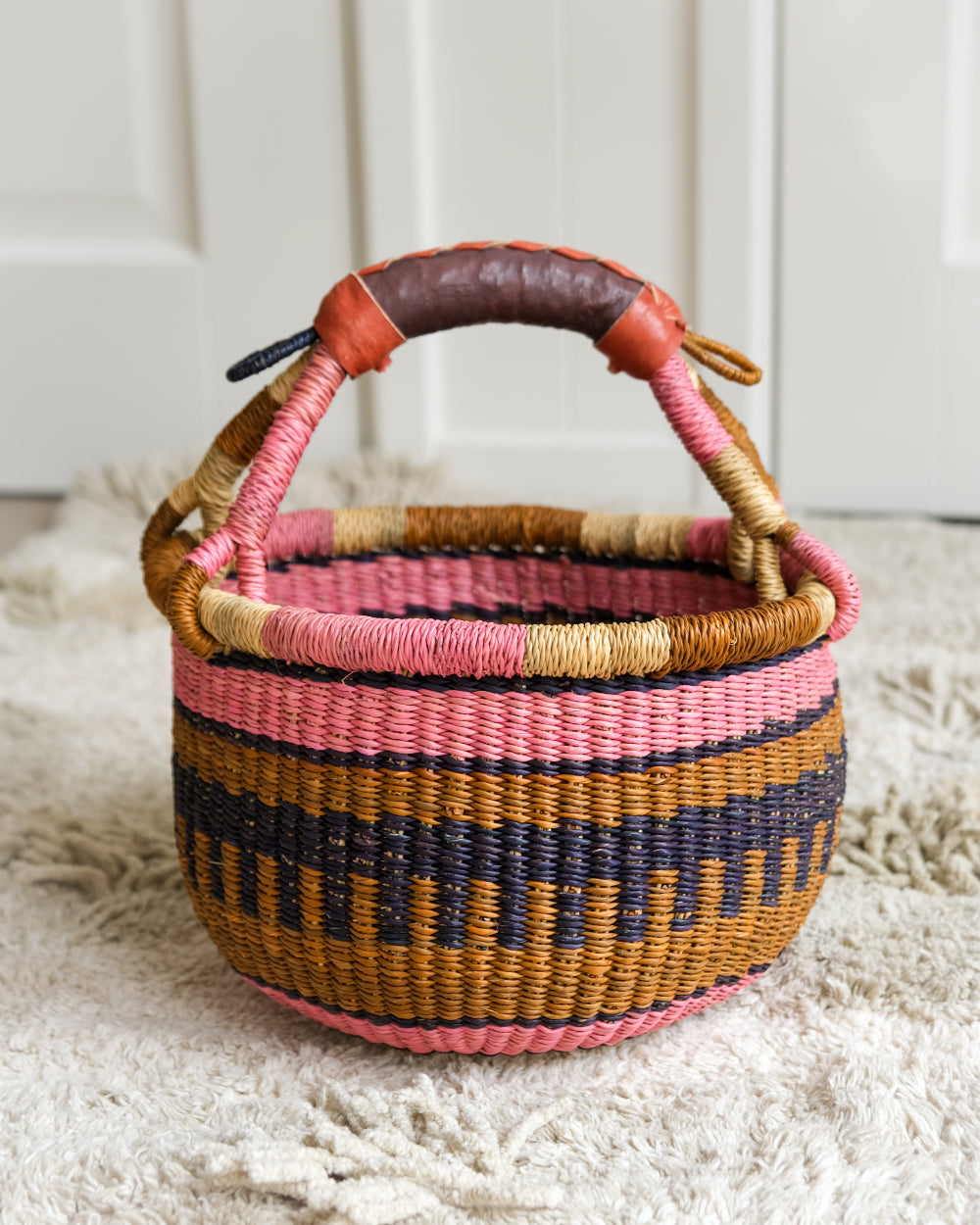 Ronde gevlochten mand - Olifantsgras - donkerblauw, roze, bruin image 0