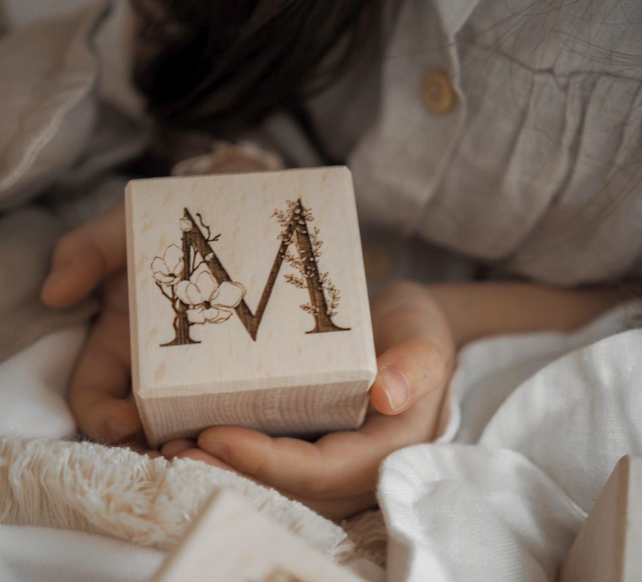 Gepersonaliseerde blokken met bloemenletters image 1